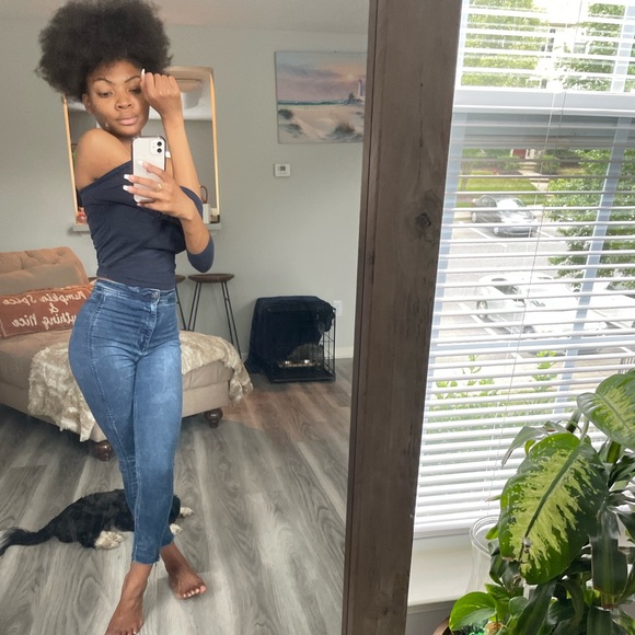 Black Off Shoulder Croptop - Picture 11 of 16